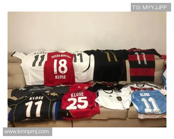 全球足球历史上著名的9号球星盘点与传奇足迹回顾