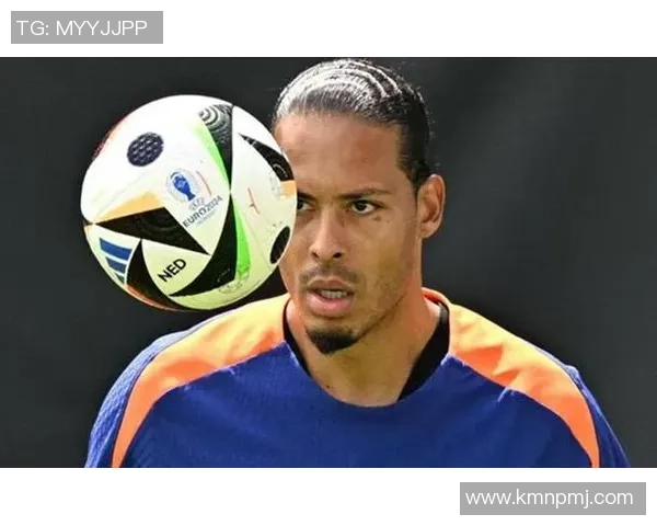 金发足球球星强壮闪耀绿茵赛场展现无与伦比的力量与魅力